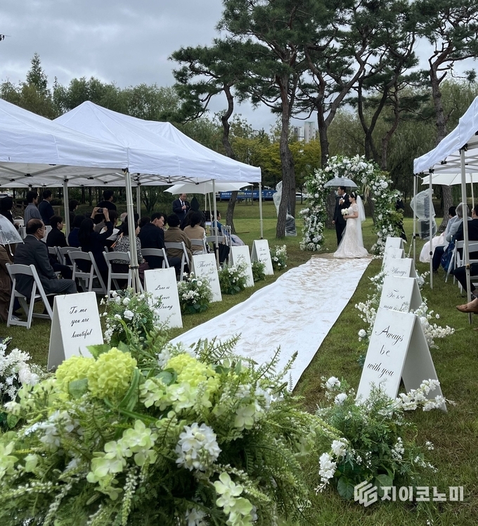 빛가람호수공원에서 열린 공공결혼식에서 신랑‧신부가 하객들의 축하 속에 버진로드를 입장하고 있다. 나주시 제공