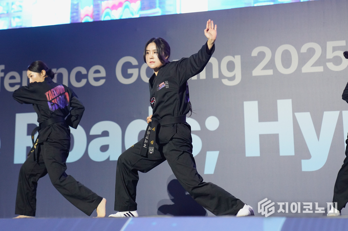 2025 고양 아시아·대양주 도로대회' 개막식에서 축하공연팀 '태권코레오(Taekwon Coreo)'가 태권도와 K-POP, 스트릿 댄스를 접목한 역동적인 K-컬처 공연을 선보이고 있다.