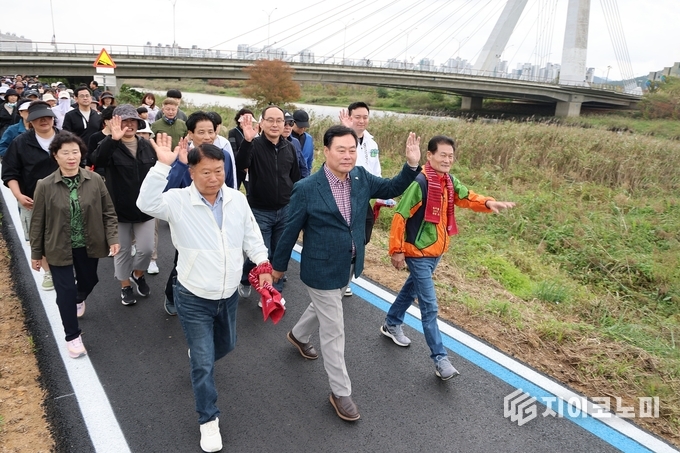 남악 자전거공원에서 열린 건강걷기 행사에 김산 무안군수가 주민들과 함께 걸으며 소통하는 모습. 가을 풍경을 배경으로 군민들과 건강한 일상을 공유하고 있다. 무안군 제공
