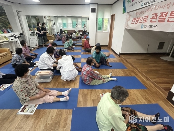 무안군의 ‘한방으로 관절튼튼’ 프로그램에서 한방공중보건의가 주민에게 침 치료를 진행하며 관절 건강을 살피는 모습. 참여 주민들이 근력 강화 운동과 공예 체험에도 적극 참여하며 만족감을 보이고 있다.  무안군 제공