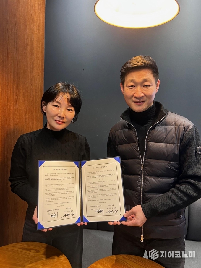 시향가㈜ 양숙희 대표가 뉴욕 미슐랭 레스토랑과의 수출 계약서를 들어 보이며 기념 촬영을 하고 있다. 곡성 전통주 ‘시향가’ 생막걸리의 미국 시장 진출이 공식화된 순간이다. 곡성군 제공