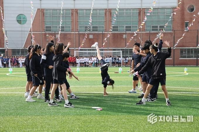 신수중 학생들이 인조잔디 운동장에서 운동을 하고 있다.