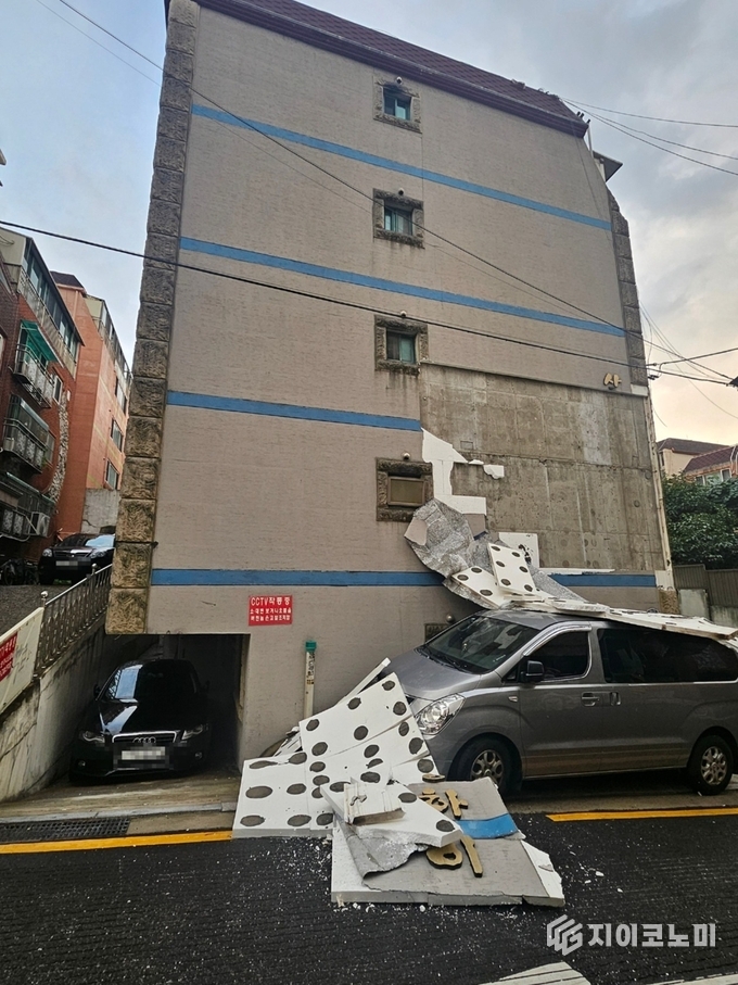 다세대 주택 외벽에서 드라이비트 외단열 마감재가 대규모로 떨어져 쌓여 있는 모습.  구로구 제공.