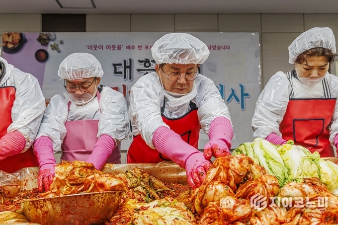 김장철을 맞아 주민들과 함께 김장 담그기에 참여하는 박강수 마포구청장.