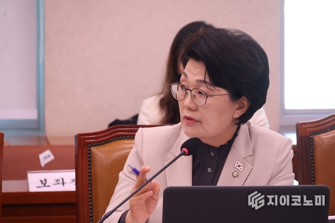 권향엽 국회의원이 국정감사장에서 석유공사를 상대로 하베스트 휴가비 셀프지급 사건과 대왕고래 프로젝트 총괄 인사 문제를 집중 질의하고 있다. 권향엽 의원실 제공