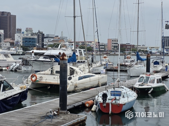목포 요트마리나 계류장에 정박된요트들이 해양관광 도시의 위상을 드러내듯 질서정연하게 자리하고 있다. 푸른 바다와 접한 계류 시설은 해양레저 중심지로서의 가능성을 보여준다. G이코노미 DB