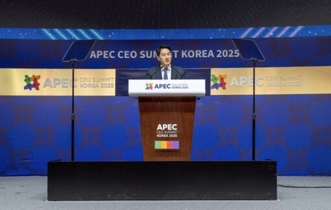 오경석 두나무 대표가 29일 경주예술의전당 화랑홀에서 열린 ‘APEC CEO 서밋 코리아 2025’에서 ‘통화와 글로벌 금융시장의 미래’를 주제로 기조연설을 하고 있다./사진 제공=두나무