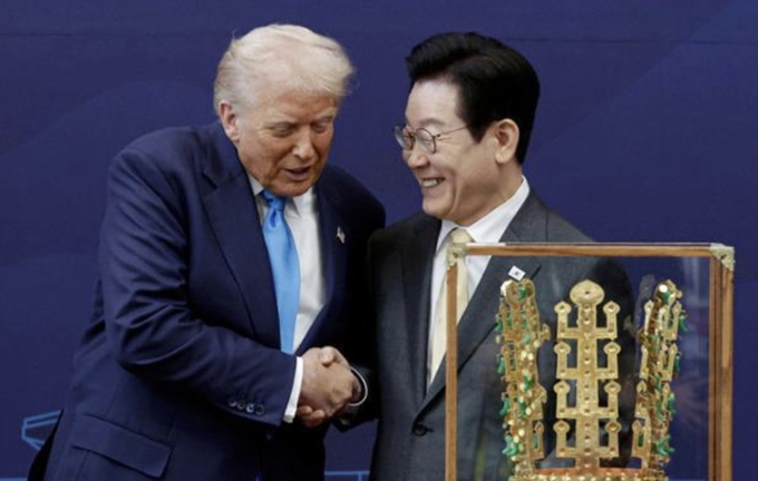 이재명 대통령이 29일 경북 경주국립박물관에서 열린 한미 공식 환영식에서 도널드 트럼프 미국 대통령에게 무궁화 대훈장을 수여하고 천마총 금관 모형을 선물하고 있다. 