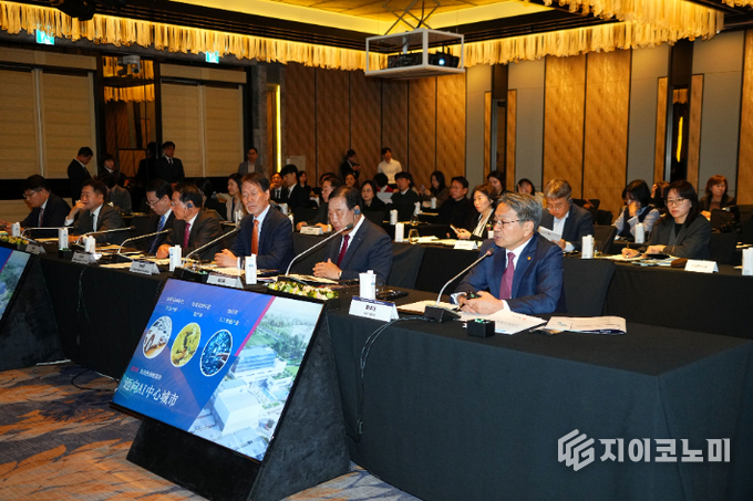 강기정 광주시장이 29일 서울 포시즌스호텔에서 열린 ‘제3회 한중 지사·성장 회의’에서 기조발표를 통해 AI 기반 상생협력 전략을 제안하고 있다. 광주광역시 제공