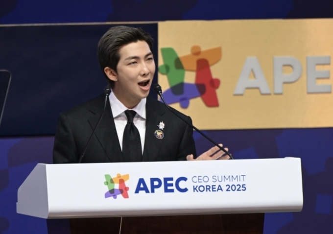 그룹 방탄소년단의 RM이 29일 경북 경주 예술의전당에서 열린 ‘2025 아시아태평양경제협력체(APEC) 최고경영자(CEO) 서밋’에서 연설하고 있다. 