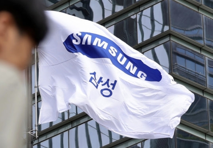 서울 삼성전자 서초사옥에 회사 깃발이 펄럭이고 있다.
