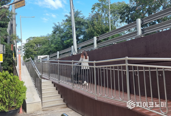 유모차 이용자가 새로 설치된 경사로를 이용하고 있다.