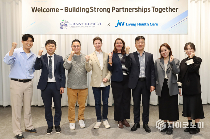 (왼쪽 넷째부터) 엔데버헬스컨슈머리미티드 벤저민 컬 마케팅 총괄, 켈리 뒤 프리즈 글로벌 주요 거래처 담당 매니저, 윤성훈 JW생활건강 유통전략사업본부장과 임직원들이 기념촬영을 하고 있다. _ 사진제공 JW생활건강