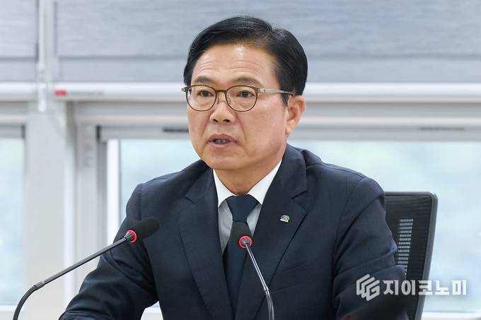 김석필 천안시장 권한대행 부시장이 30일 천안시청 중회의실에서 열린 확대간부회의를 주재하고 있다.