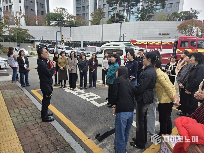 천안시 동남구보건소가 30일 천안동남소방서와 함께 합동 소방훈련을 진행하고 있다.