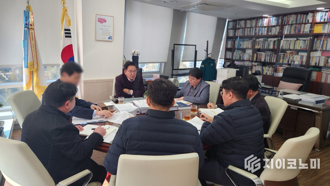 박강수 마포구청장이 한국지역난방공사 관계자들과 지역난방 보급 확대 방안을 논의하고 있다.