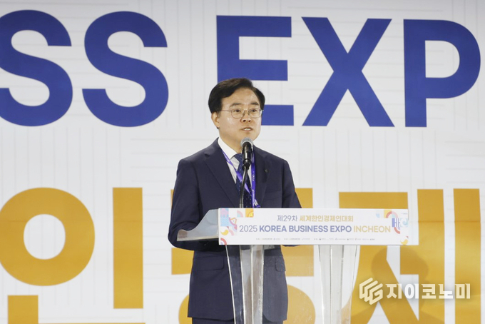 진교훈 서울 강서구청장이 인천 송도컨벤시아에서 열린 ‘2025 한국 비즈니스 엑스포 인천 폐막식’에서 인사말을 하고 있다.