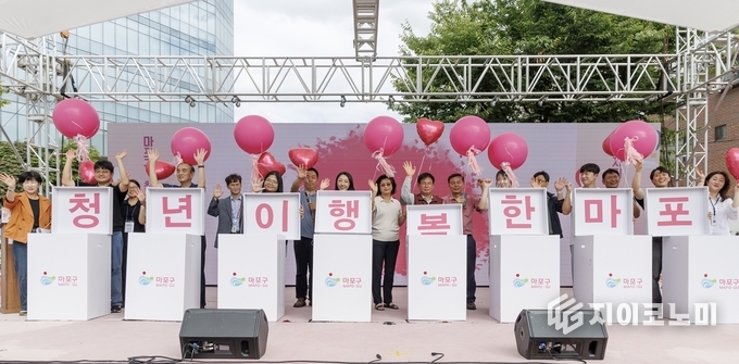 마포 청년 레드로드림(林) 행사에서 ‘청년이 행복한 마포’를 외치는 박강수 마포구청장.