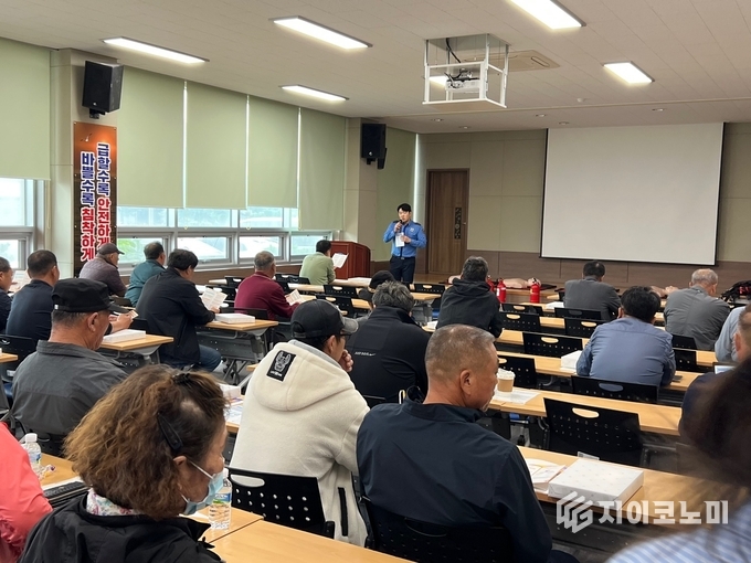 목포해양경찰서가 어업인을 대상으로 구명조끼 착용과 SOS 구조버튼 사용법을 안내하며 해양안전 교육과 캠페인을 진행하고 있다. 목포해양경찰서 제공