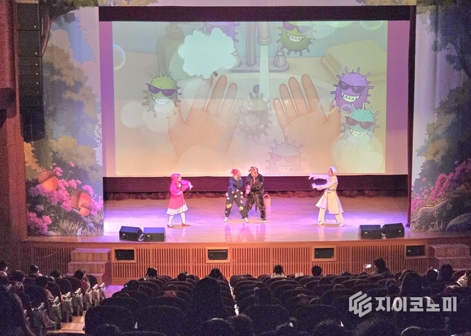 31일 순천문화건강센터에서 열린 전라남도교육청의 찾아가는 위생교육 뮤지컬 ‘빨간모자의 도시락 지키기 대소동’에서 아이들이 공연에 몰입하며 즐거운 시간을 보내고 있다. 전라남도교육청 제공