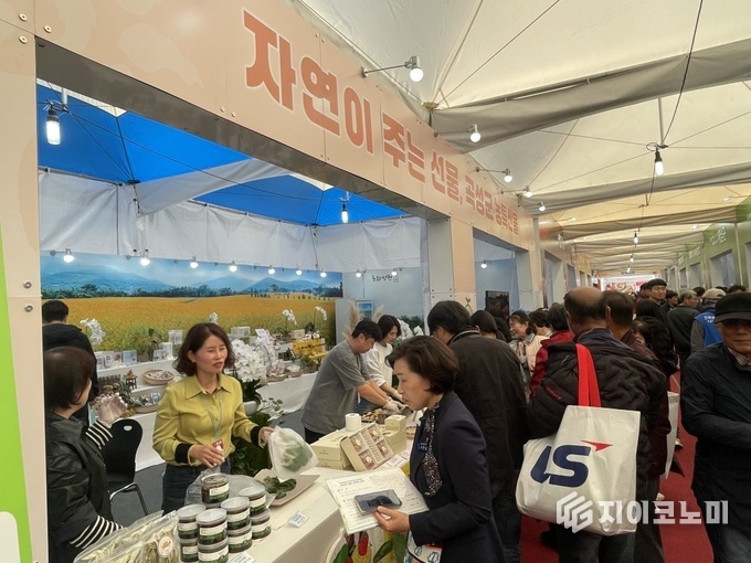 곡성군이 전라남도농업기술원에서 열린 ‘2025 국제농업박람회’에 참가해 농특산물 홍보관을 운영하며 관람객들에게 토란누룽지칩, 와사비절임, 스쿱쿠키 등 ‘맛다곡성’ 브랜드 제품을 소개하고 있다. 곡성군 제공