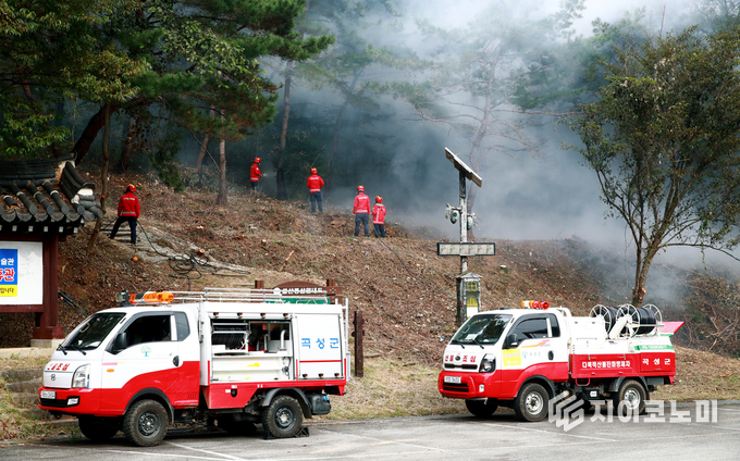 곡성군이 옥과면 성륜사 일원에서 ‘2025년 산불진화통합훈련’을 실시하고 있다. 산불진화헬기와 고성능 진화차량, 드론 등이 투입돼 초대형 산불 상황을 가정한 실전형 대응 훈련이 펼쳐지고 있다. 곡성군 제공