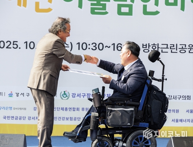 김태준 서울 강서구장애인총연합회 후원회 회장(좌측)이 강서구장애인총연합회 김용제 회장에게 성금을 전달하고 있다.