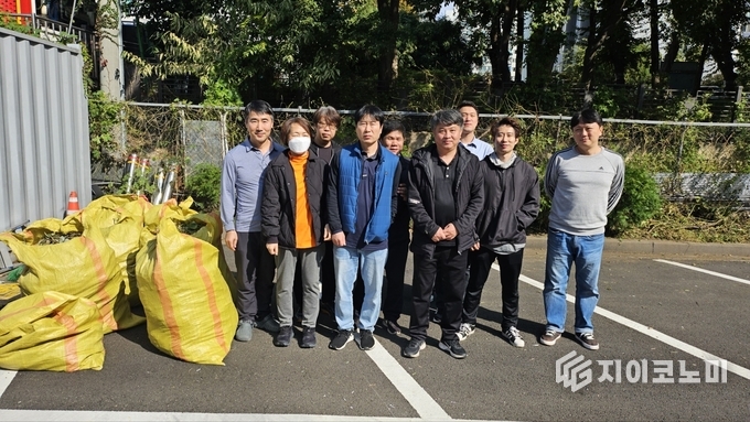 정비 활동을 마무리하고 함께 기념촬영을 가진 공유주차팀 직원들.