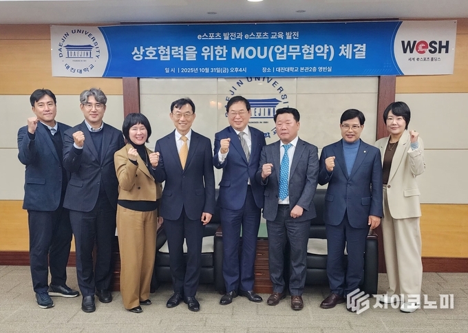 ▲좌)대진대학교 김태양 입학홍보 처장, 장인호 학생성공처장, 남기숙 ㈜준흥필터 대표, 장석환 총장, 김명수 한국노동경제연구원 원장, 정길종 세계이스포츠홀딩스 대표, 김재원 소흘농협협동조합 조합장, 윤선미 국장 기념사진