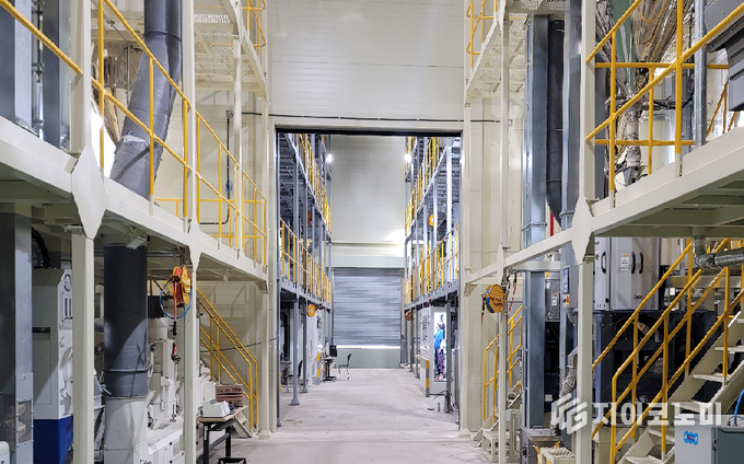 현대화된 보성군농협 통합RPC 내부. 현미와 지정 공정이 자동화 시스템으로 운영되며, 고품질 쌀 생산의 핵심 역할을 맡고 있다. 보성군 제공