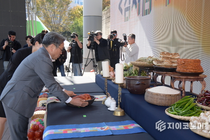 제32회 광주김치축제 개막식에서 강기정 광주시장이 “농민과 시민의 정성이 깃든 김치 재료의 풍년과 안녕을 기원했다.” 광주광역시 제공