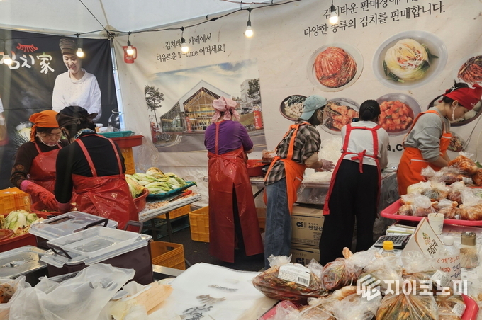 광주 대표 미식축제인 제32회 광주김치축제가 31일 시청 야외광장에서 개막해 김치감사제와 함께 다양한 식재료와 식문화를 선보이고 있다. 광주광역시 제공