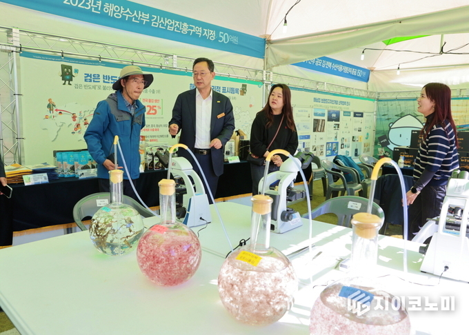 명현관 해남군수가 해남미남축제 ‘김 주제관’을 찾아 전시 공간을 둘러보고 있다. 해남군 제공