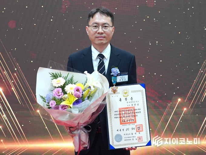 철탑산업훈장을 받은 DN솔루션즈 우진근 팀장(책임매니저)_사진제공 DN솔루션즈