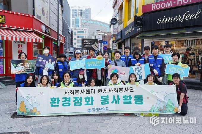 한세대학교 한세사회봉사단과 성결대학교 코어봉사단 그리고 지구시민연합 안양지회 등 25명은 환경정화 활동에 주력하며 연합대학 사회봉사와 지역사회 클린 운동을 진행하였다. 사진제공_한세대학교
