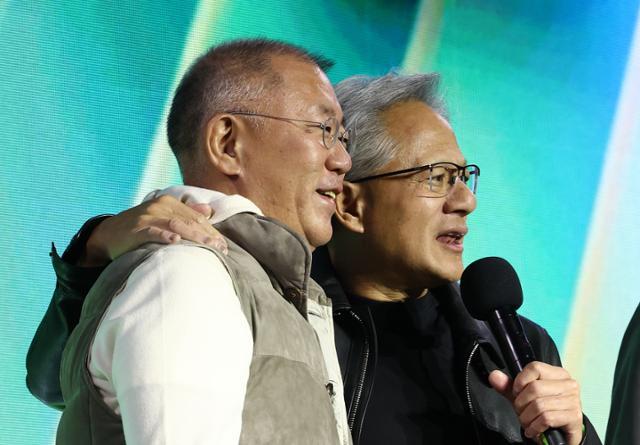 젠슨 황 엔비디아 CEO가 지난달 30일 서울 코엑스에서 열린 '지포스' 출시 25주년 행사에서 정의선 현대차그룹 회장과 단상에 올라 발언하고 있다. 연합뉴스
