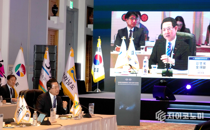 김영록 전라남도지사가 1일 제주 신라호텔에서 열린 제33회 한·일해협연안 시도현 교류 지사회의에서 탄소중립을 주제로 자유토론을 하고 있다. 전라남도 제공