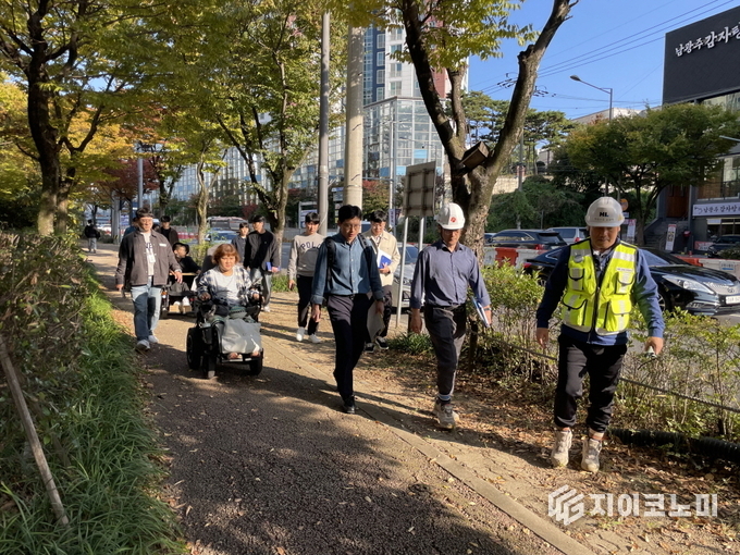 광주시 관계자들이 장애인단체와 함께 도시철도 2호선 남구 푸른길 공사 구간 임시보행로를 점검하며 보행약자 이동 동선을 살피고 있다. 광주광역시 제공