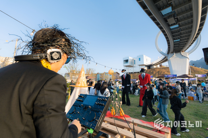 ‘영암 로또데이’가 열린 영암읍 달맞이공원 일대가 청년 마켓과 공연, 체험 프로그램으로 북적이고 있다. 영암군 제공