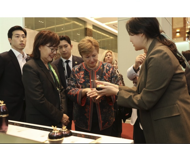 LG생활건강이 경주 황룡원에 마련한 뷰티 체험관 '더후 아트 헤리티지 라운지'에 방문한 크리스탈리나 게오르기에바(가운데) 국제통화기금(IMF) 총재. LG생활건강 제공