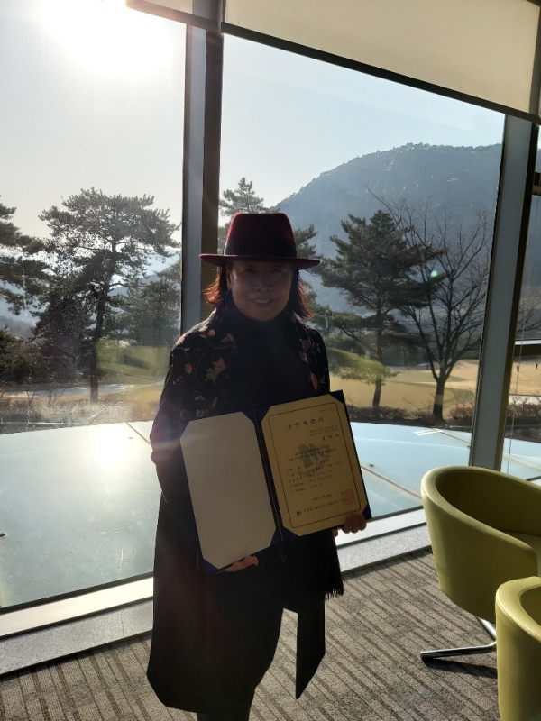 김인숙 씨가 골프장측에서 받은 홀인원증서를 펼쳐 잡고 포즈를 취했다.