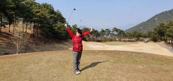 김인숙 씨가 4번홀 티잉구역에서 골프채를 잡은 채 두 팔을 활짝 펴고 포즈를 취했다.