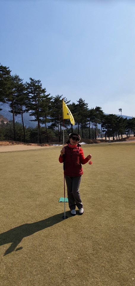 김인숙 씨가 4번홀 그린에서 깃대를 잡고 포즈를 취했다.