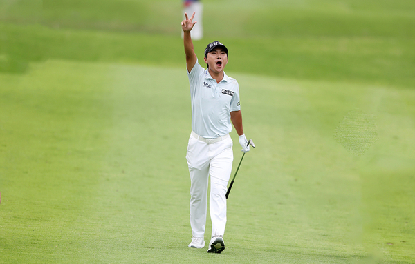 옥태훈, 데뷔 8년 만에 첫 우승 …KPGA 선수권 제패