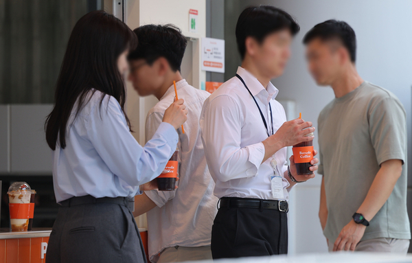 근로자 월급 3 오를 때 근로소득세 9↑…사회보험료·생계물가는 4↑