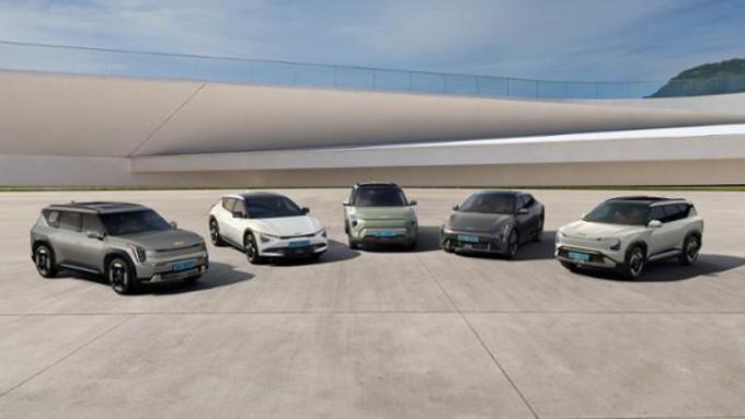 기아 전기차 가격 최대 300만 원 인하…테슬라·BYD 저가 공세에 맞불