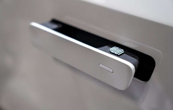 中, 세계 첫 전기차 ‘매립형 손잡이’ 퇴출…안전 규제로 디자인 제동