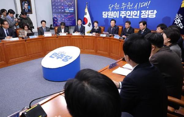 대형마트 새벽배송 허용 검토…쿠팡 독주가 바꾼 규제 지형