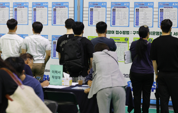 1월 취업자 10만8,000명↑…13개월 만에 최소폭 증가