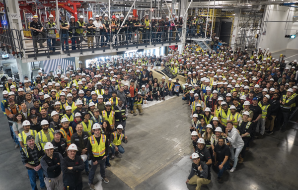 테슬라, 로보택시 ‘사이버캡’ 첫 생산…머스크 양산 공약 시험대